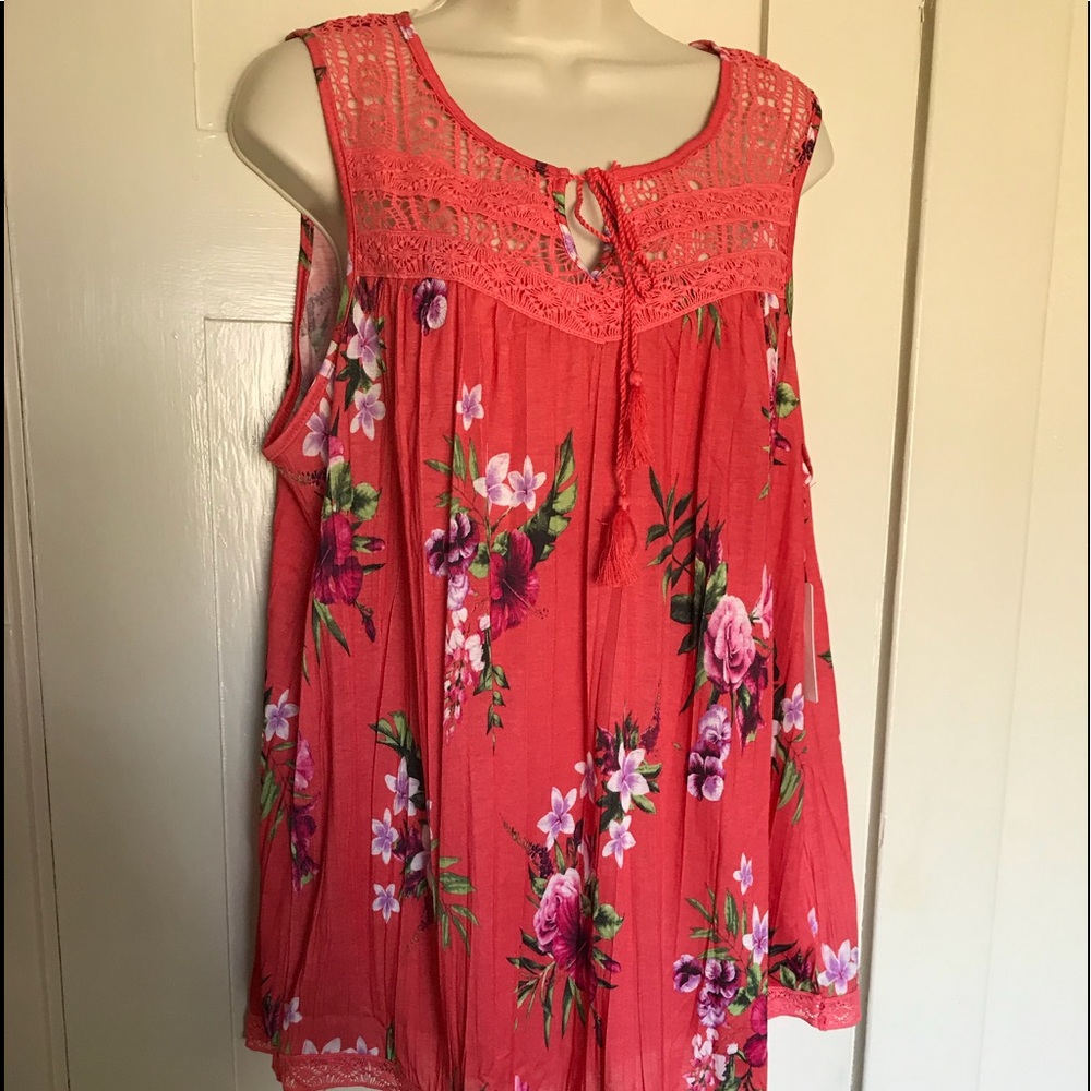 NWT New York Laundry Floral Top.